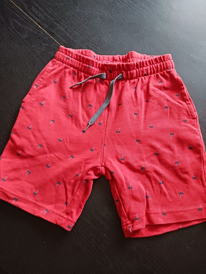Short rouge.