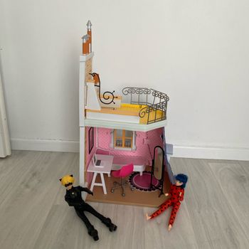 Maison miraculous et 2 poupées