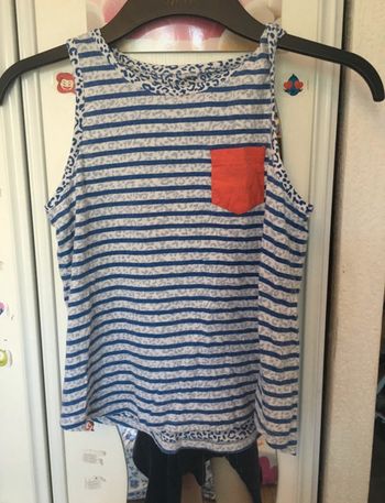 T-shirt blanc et bleu avec un motif léopard et des rayures. Zara  9/10 ans