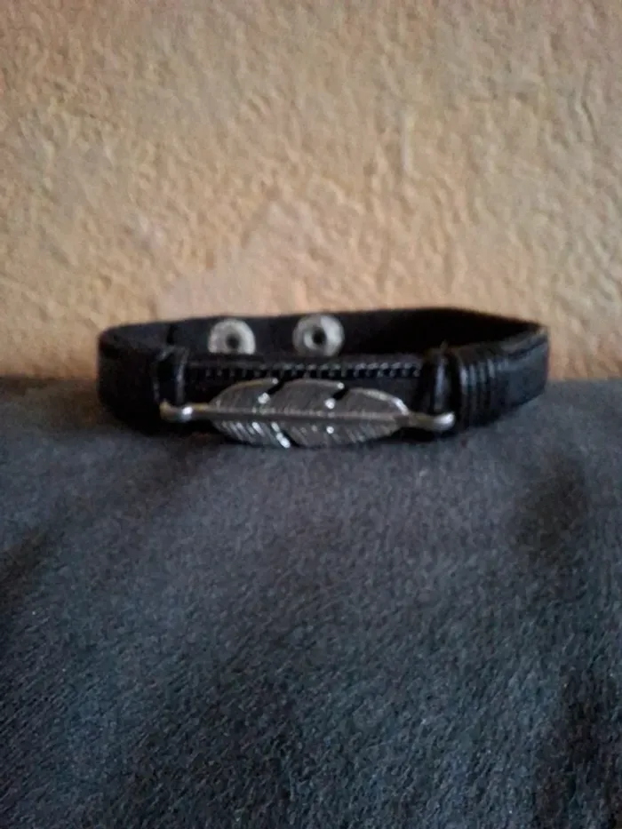 Bracelet en cuir noir avec motif plume argentée