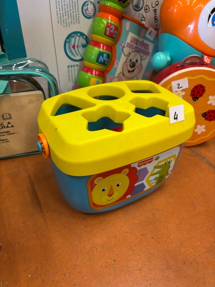 Jeu d’éveil - cube & formes lion