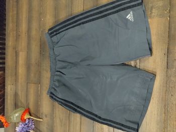 Bermuda de sport Adidas gris garçon 12 ans – Très bon état