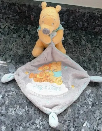 Doudou Winnie avec mouchoir - Disney