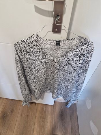 Chemisier blanc et noir