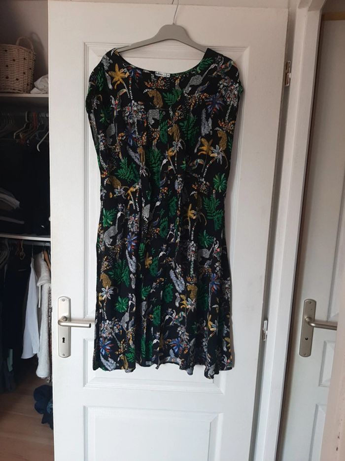 Robe noire deco jungle
