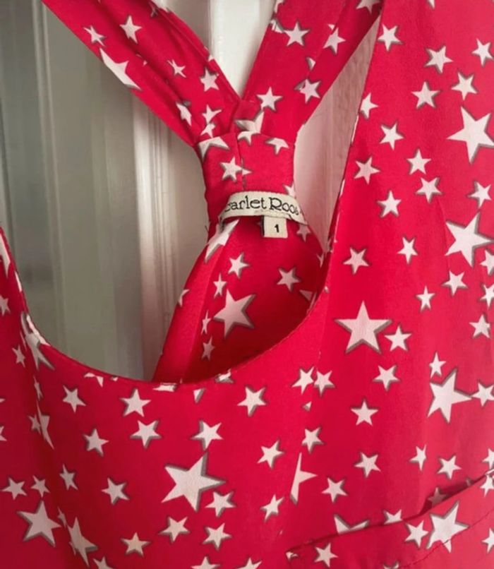 Petite robe d’été croisée dans le dos Scarlet Roos