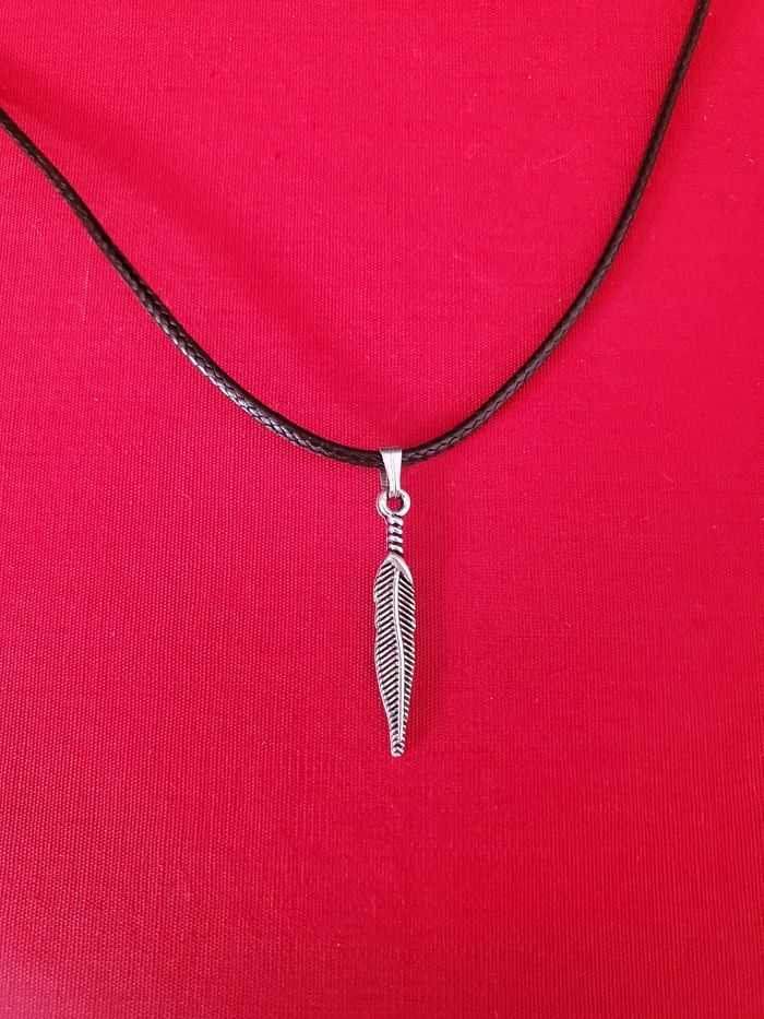 Collier cordon noir réglable plume bohème