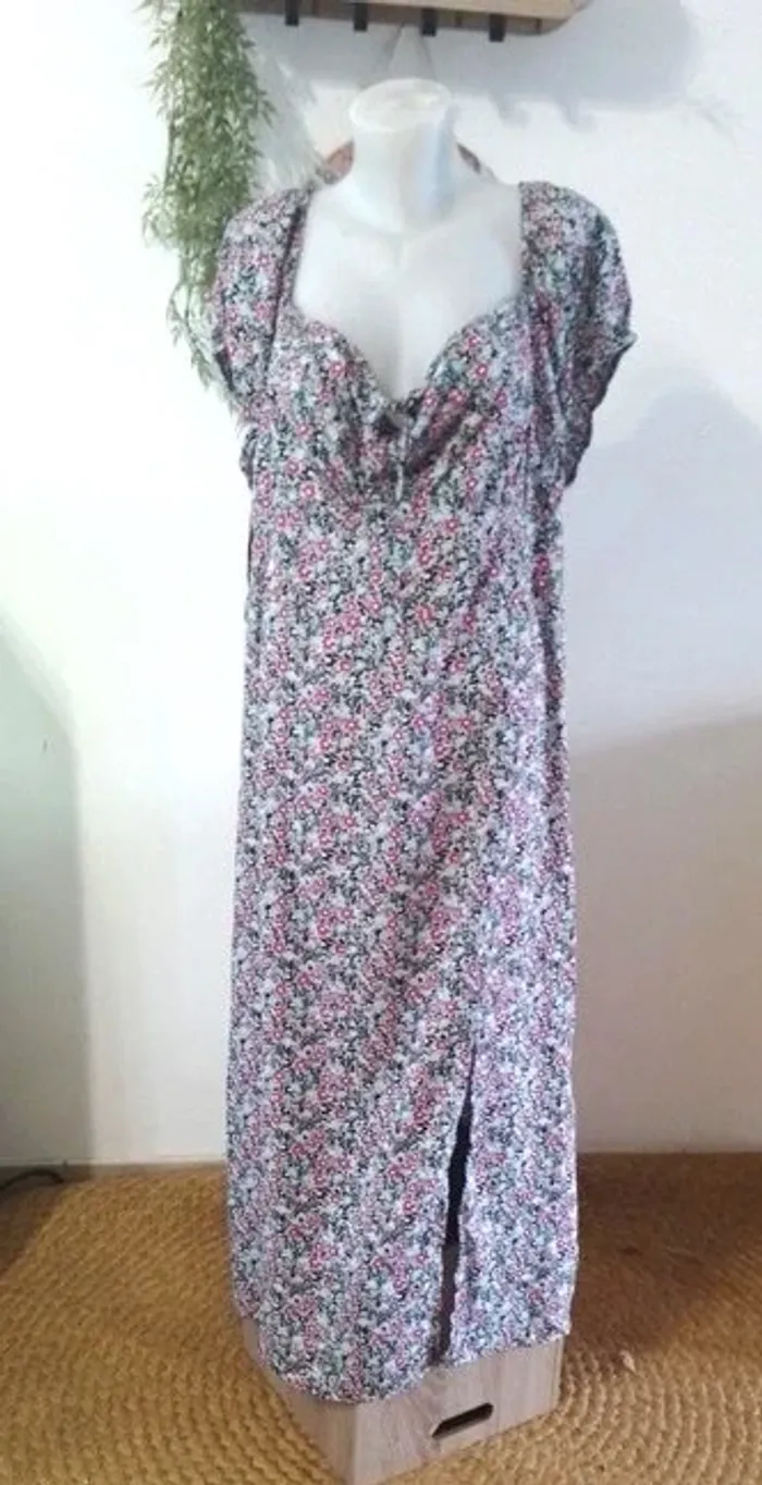 robe fleuries avec une échancrure sur un cote devant taille 54 Bella Diva neuve - polyester - photo numéro 13
