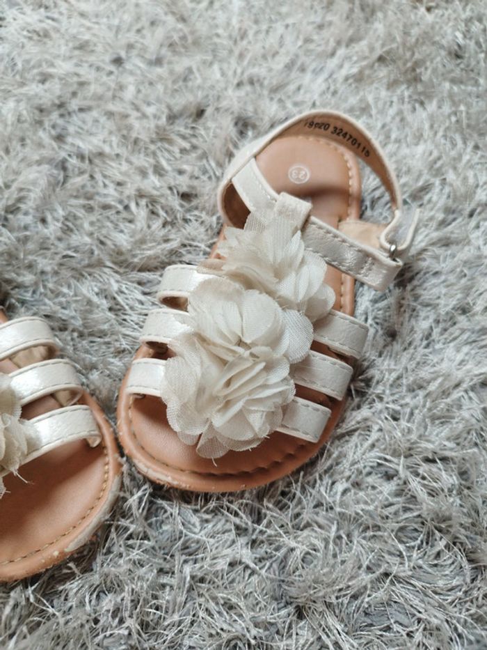 Sandales fille fleur blanches 23 - photo numéro 3