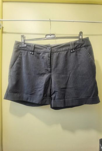 Short gris foncé à fines rayures