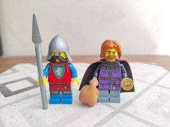 2 figurines Collecteur de taxes et Garde Lion Knight du set Lego 10332 Place du Village Médiéval
