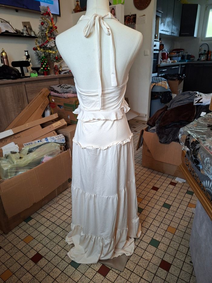 Jupe  longue  + haut creme femme taille 40 neuve 
Aisselle a aisselle 36 cm 
Longueur de la jupe 1 m 10 
95 % polyester 
5% elastane
Prix 8 euro - photo numéro 3