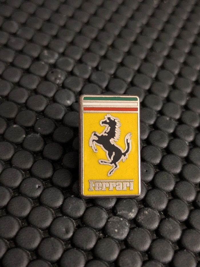 Pin's logo Ferrari - photo numéro 2