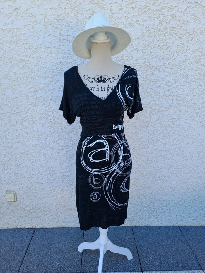Robe été noire et blanche Desigual t. S décolleté V