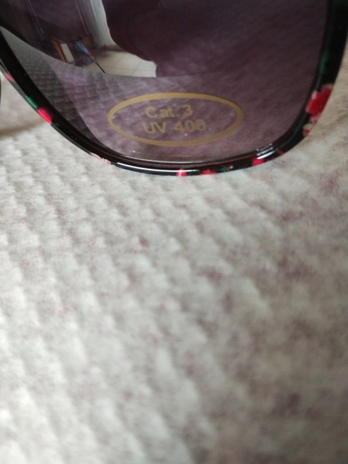 Superbe paire de lunettes de soleil  Jennyfer uv 400 - photo numéro 11