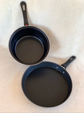 Lot 1 casserole et 1 crêpière noires