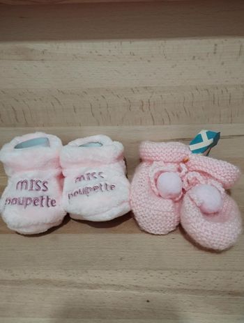 2 paires de chaussons naissance neufs