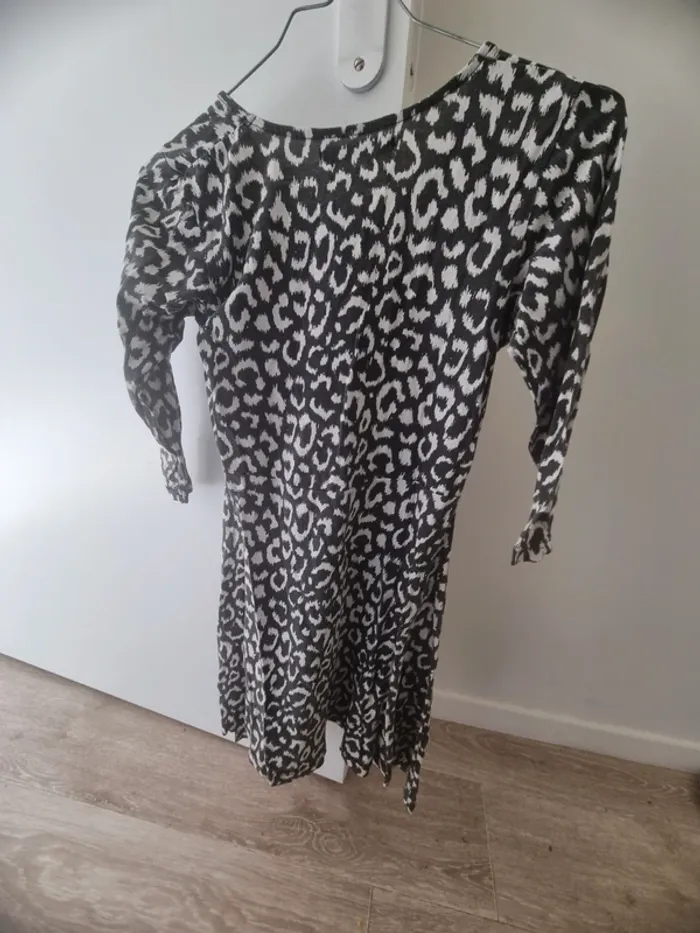 Robe noire et blanche - photo numéro 2