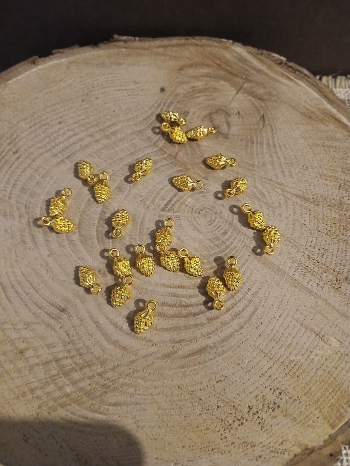 Lot de 22 breloques pomme de pin doré
