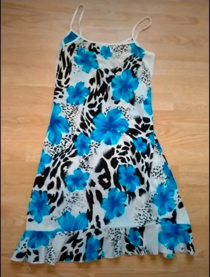 robe blanche, fleurie bleue et noire .
Femme. Taille 36 - photo numéro 9