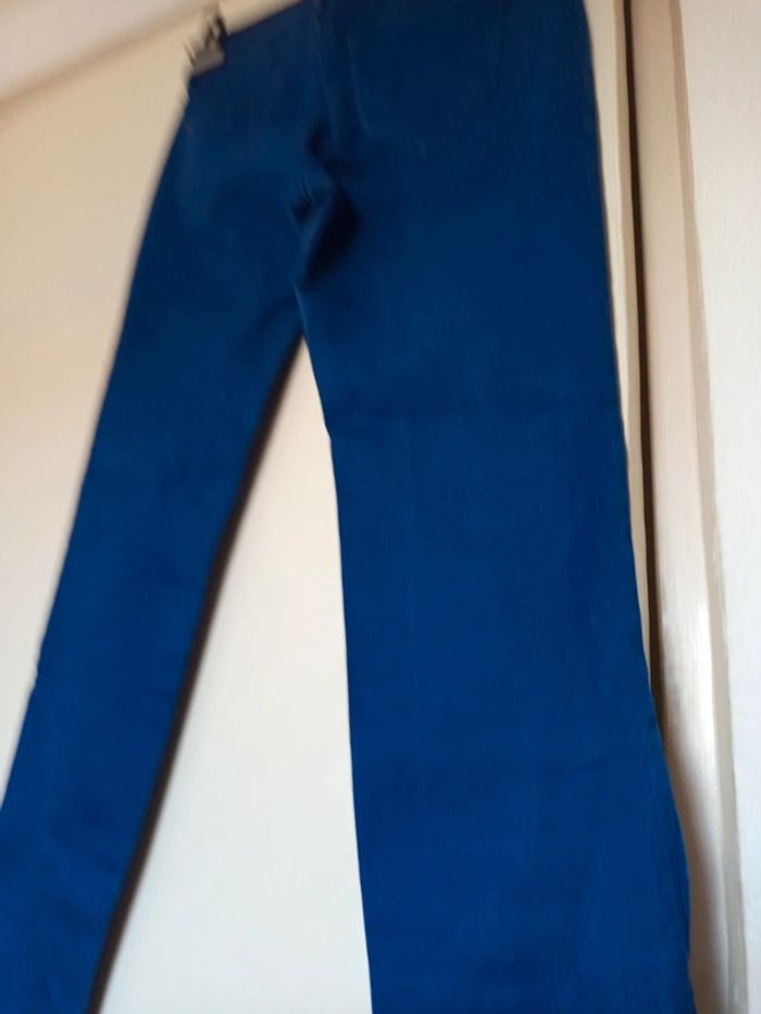 Jean bleu Zara basic en taille M avec trois petites tirettes pour une touche original - photo numéro 16