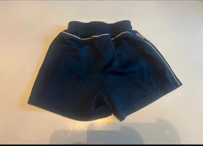 Short pour garçon très bon état taille 6-8 ans couleur bleu marine - photo numéro 3
