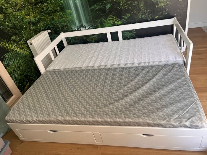 Lit banquette 90x190 cm en pin massif + 2 matelas - Très bon état - photo numéro 2