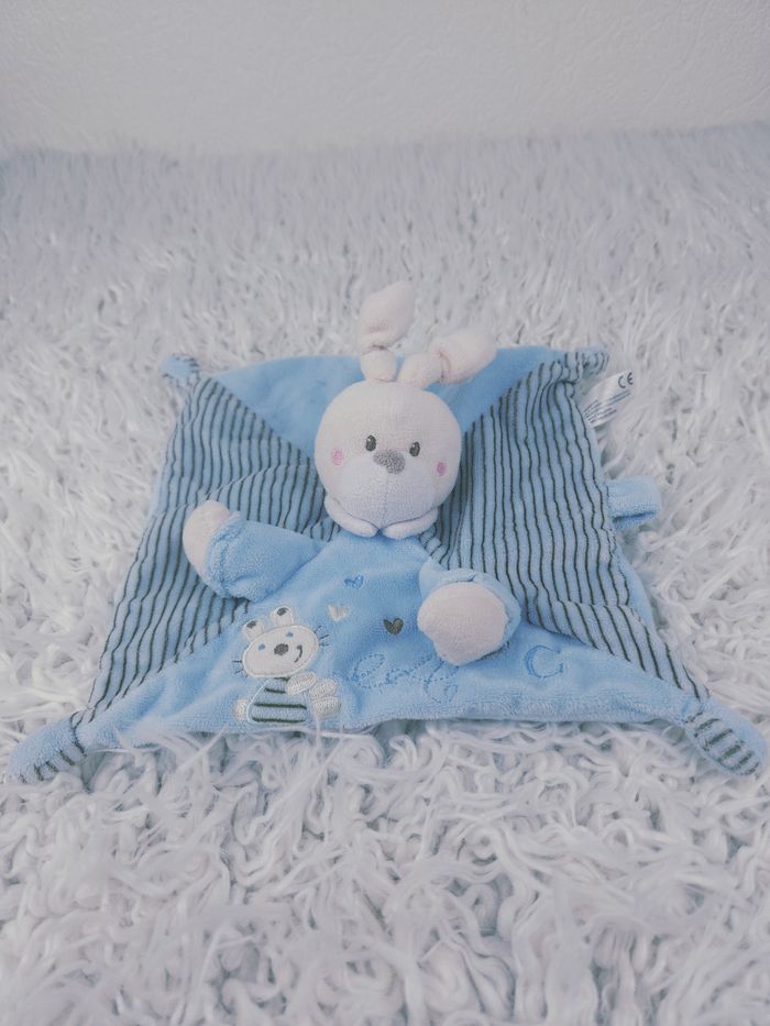 Doudou mouchoir lapin bleu avec attache tétine marque Kiabi 🎅 - photo numéro 2