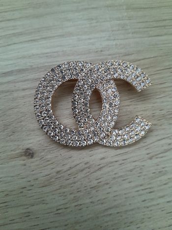 Broche OC, dorée avec strass