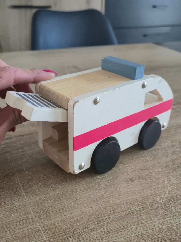 Voiture d'ambulance en bois - photo numéro 3