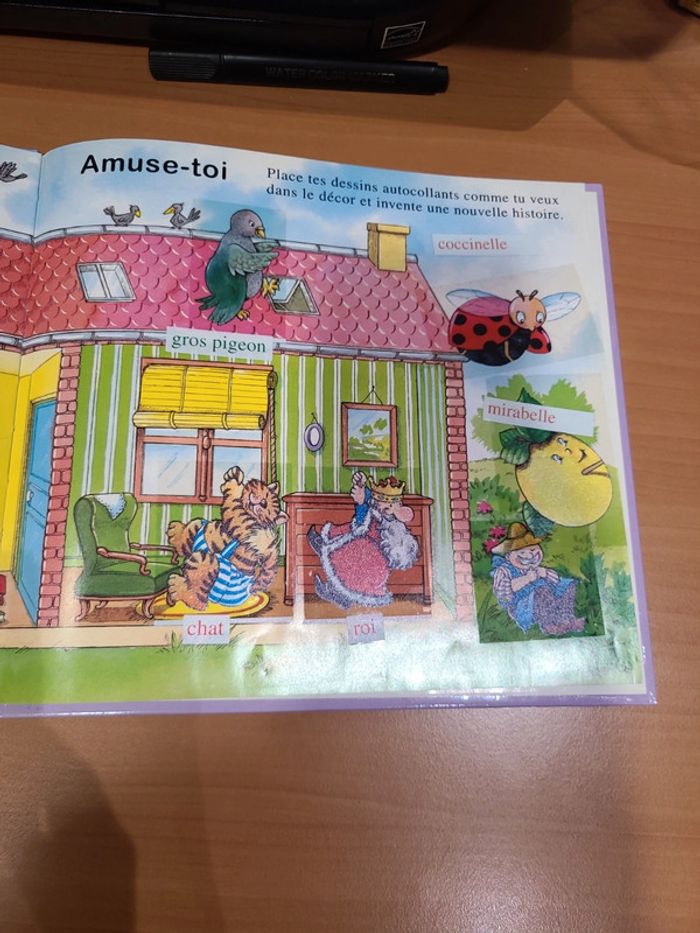 Sur le plancher une araigner se tricotage des lunettes - photo numéro 5