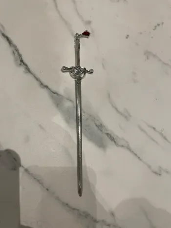 Pique à Cheveux Epée avec goutte de sang Urban Outfitters