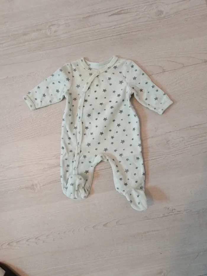 Pyjamas 1 mois bon etat