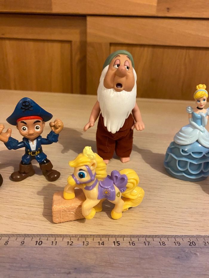 Jouets figurines princesses Disney aurore cendrillon nains pirates bouton d’or raiponce - photo numéro 3