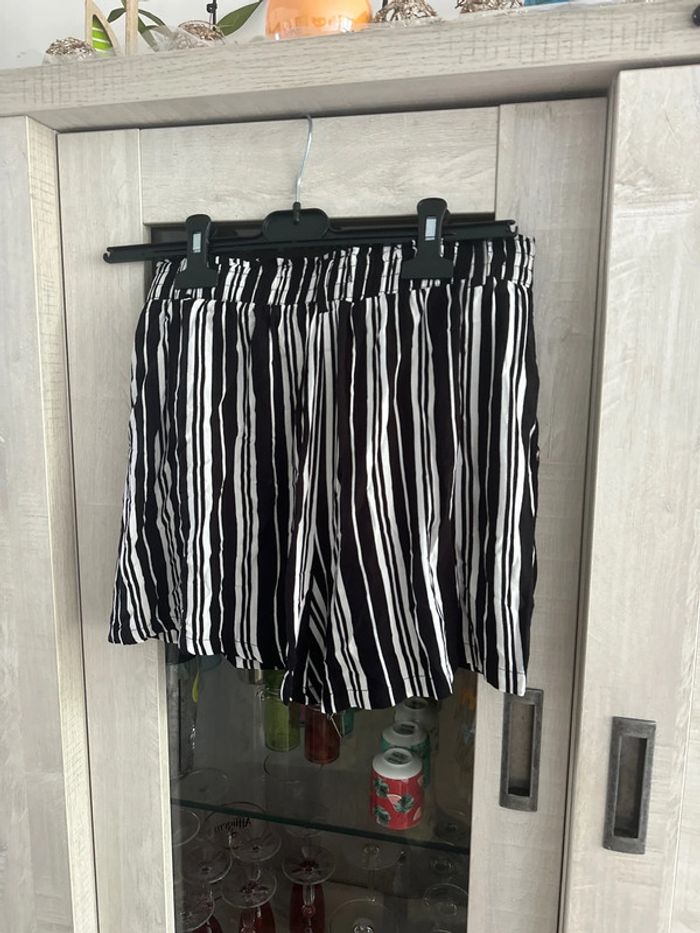 Short à rayures taille 34 - photo numéro 2