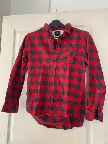 Chemise rouge à carreaux.