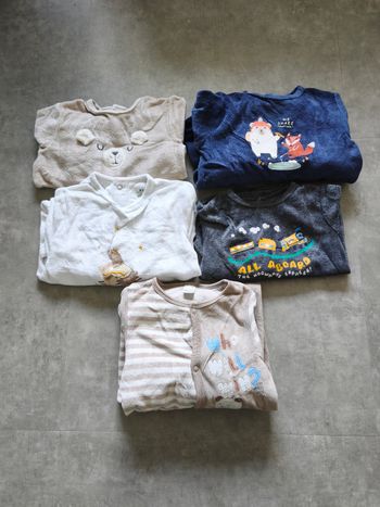 Lot de vêtements taille 12 mois 48 articles.