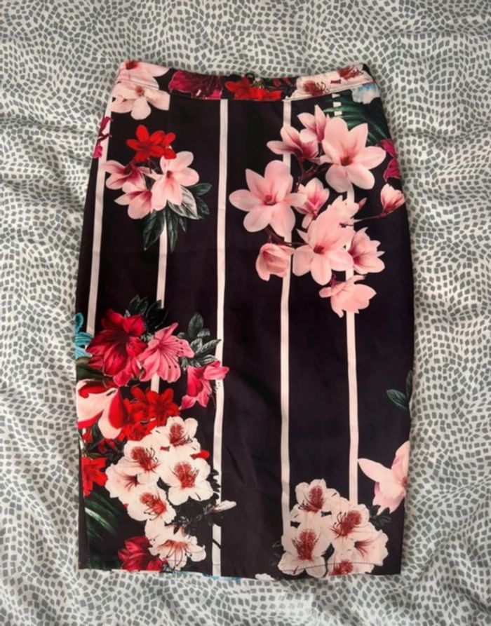Jupe crayon noir avec fleur taille M