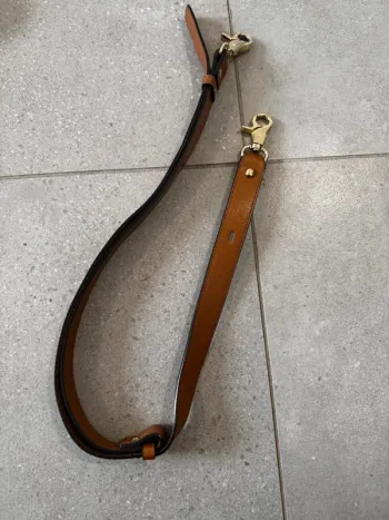 Bandoulière marron, réglable, très bon état