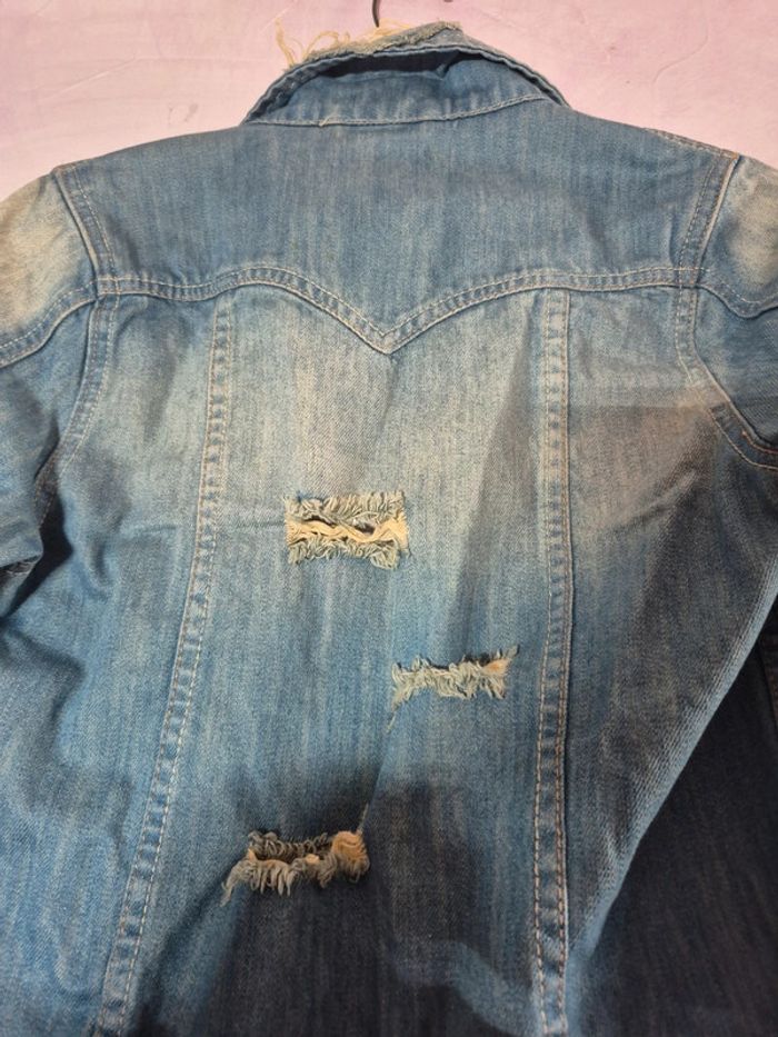 Veste en jean troué et délavé - photo numéro 5