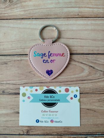 Porte-clé similicuir coeur sage femme en or