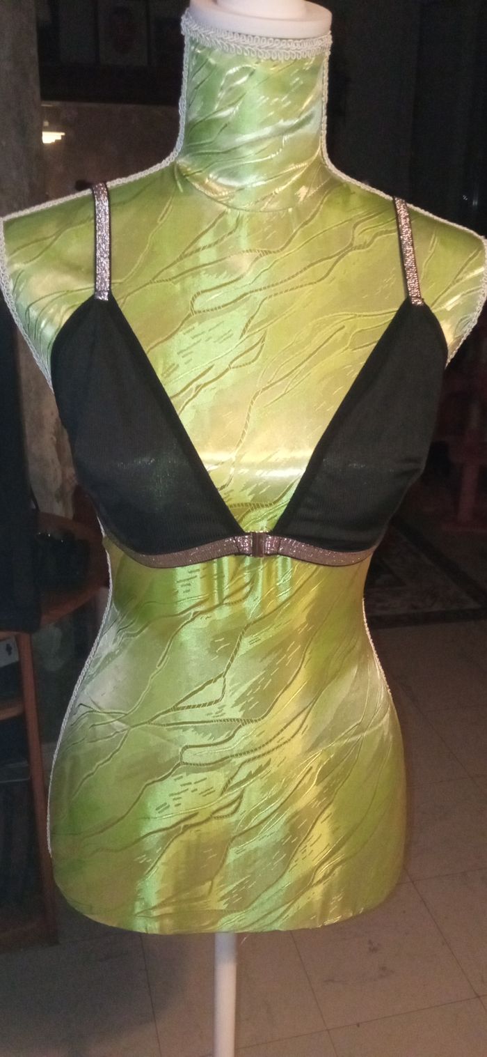 ensemble de soutien gorge sans armature noir et argenté attache devant
