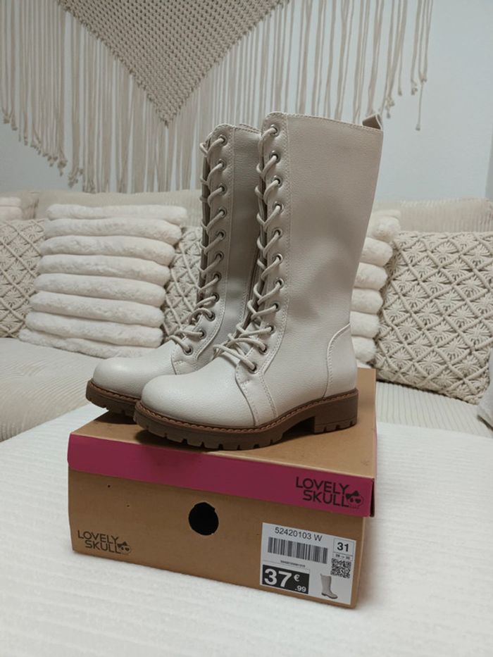 Jolie paire de bottes avec zip beige pointure 31 neuves avec étiquettes 🏷 - photo numéro 2