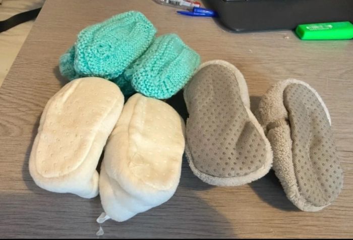 Lot de 3 paires de chaussons bébé + panier à couches - photo numéro 2