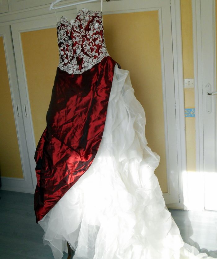 Robe de Mariée ivoire et bordeaux jupon et cerceau - photo numéro 5
