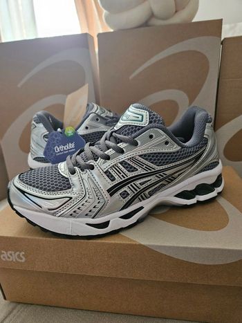 Paire Asics Gel-Kayano 14 neuves taille 39