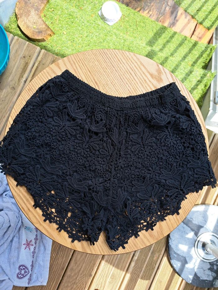 Short brodé