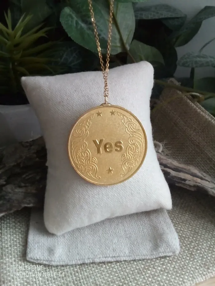 Collier médaillon réversible yes/no