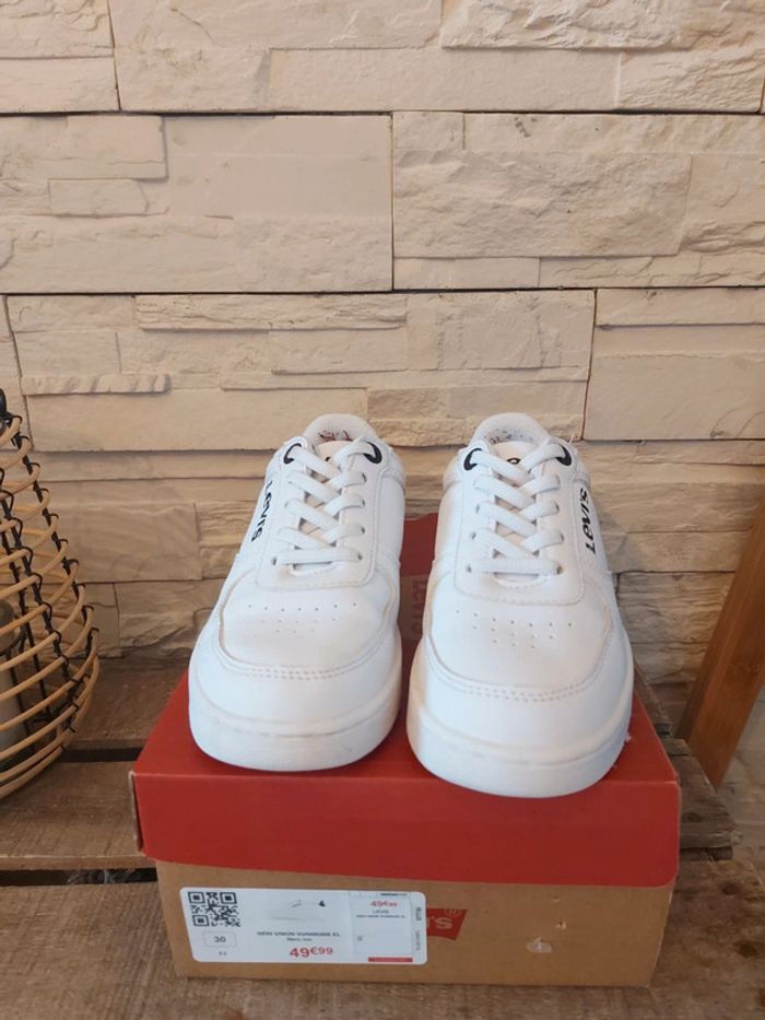 Basket blanche levi's P30 très bon état - photo numéro 2