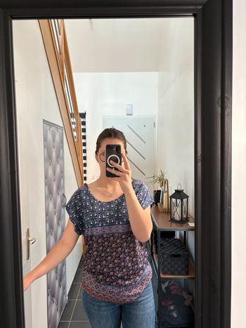 Haut à manches courtes Col rond motifs floraux bleu marine L camaïeu très bon état